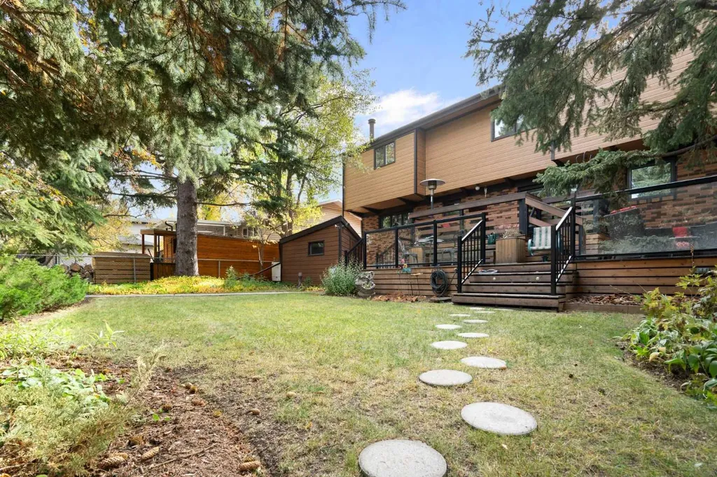 8 Varsplain Place NW Calgary AB T3A 0C7