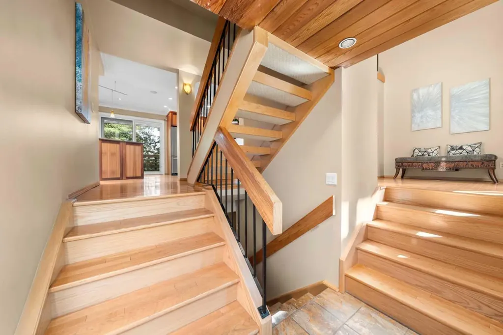 8 Varsplain Place NW Calgary AB T3A 0C7