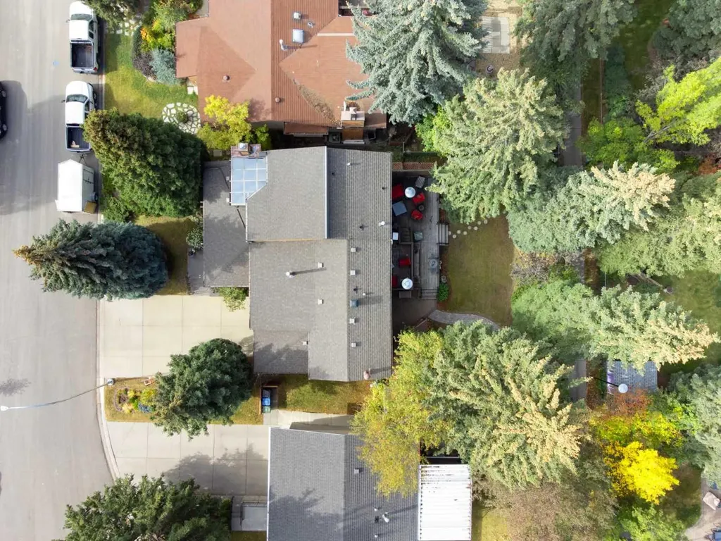 8 Varsplain Place NW Calgary AB T3A 0C7