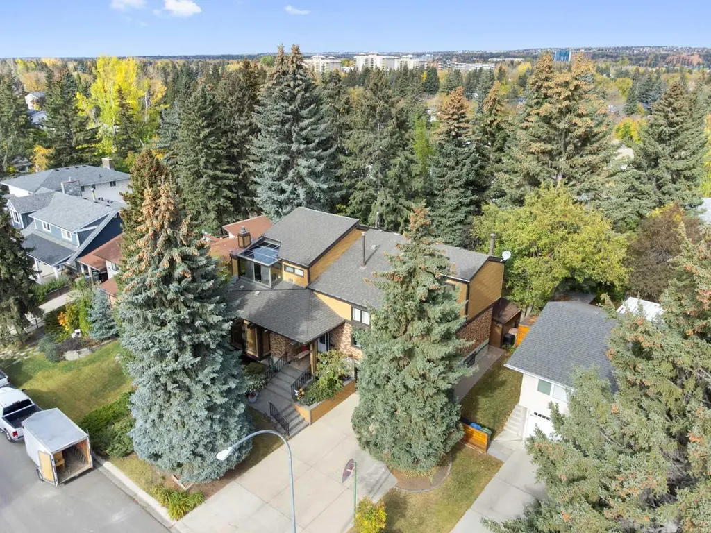 8 Varsplain Place NW Calgary AB T3A 0C7