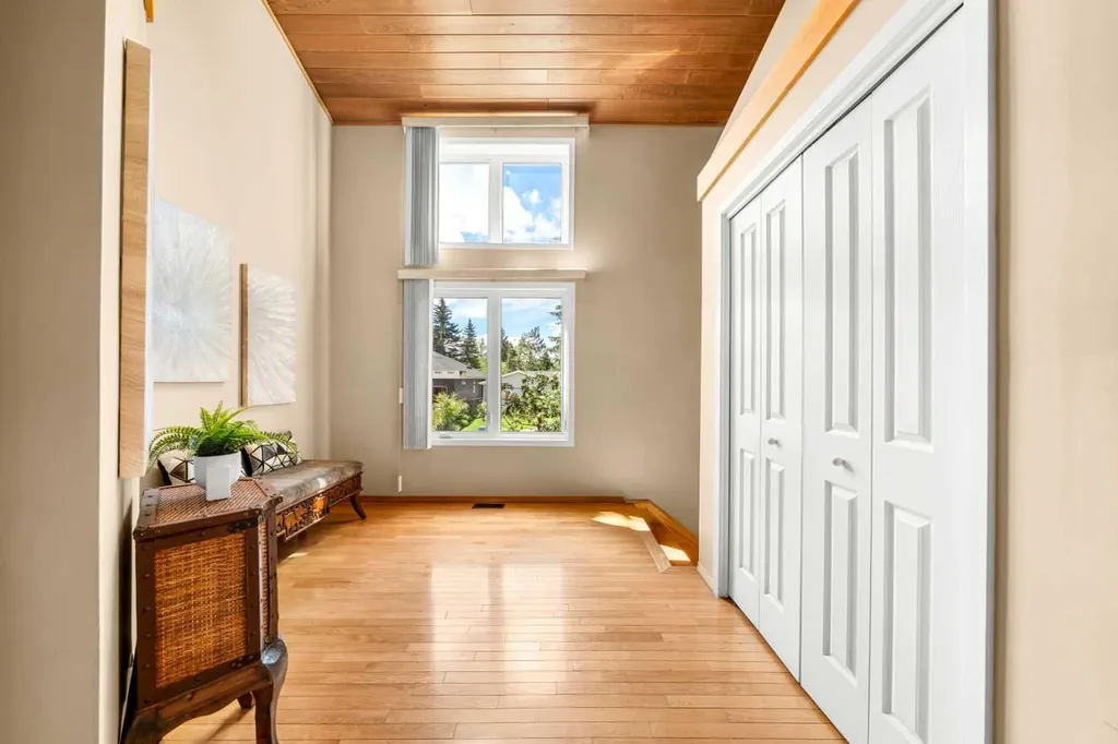8 Varsplain Place NW Calgary AB T3A 0C7