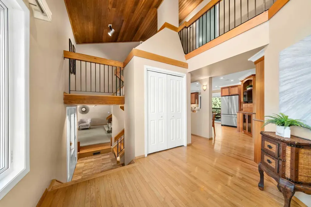 8 Varsplain Place NW Calgary AB T3A 0C7
