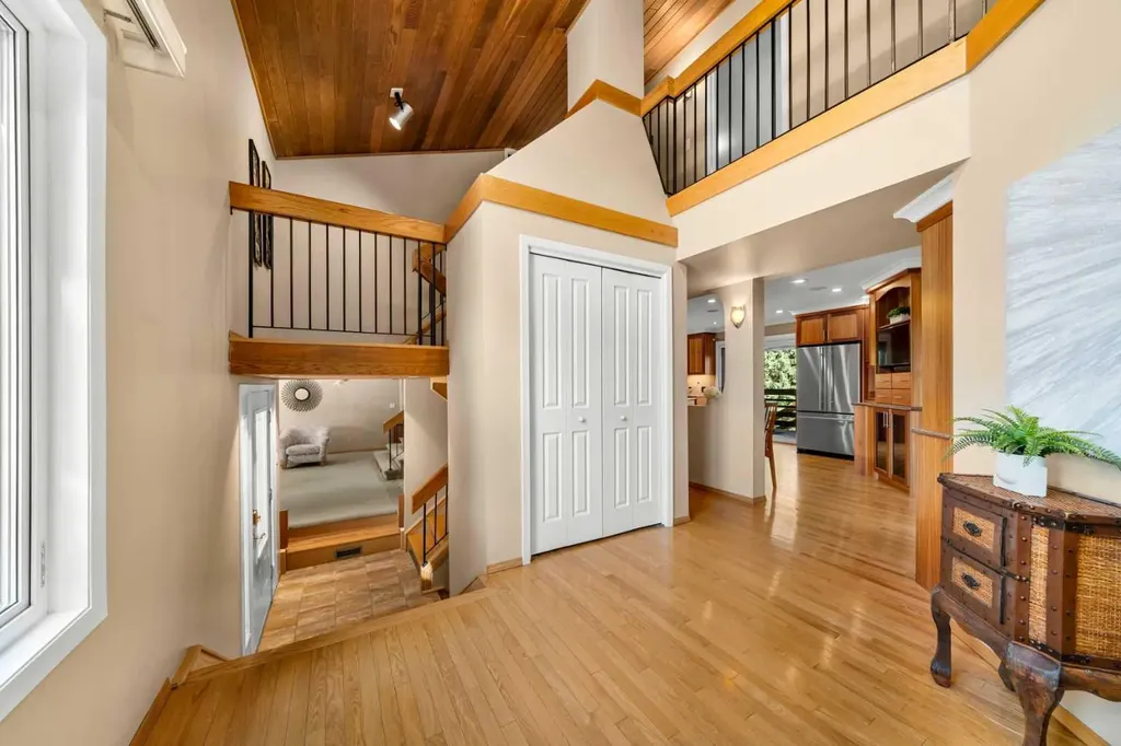 8 Varsplain Place NW Calgary AB T3A 0C7