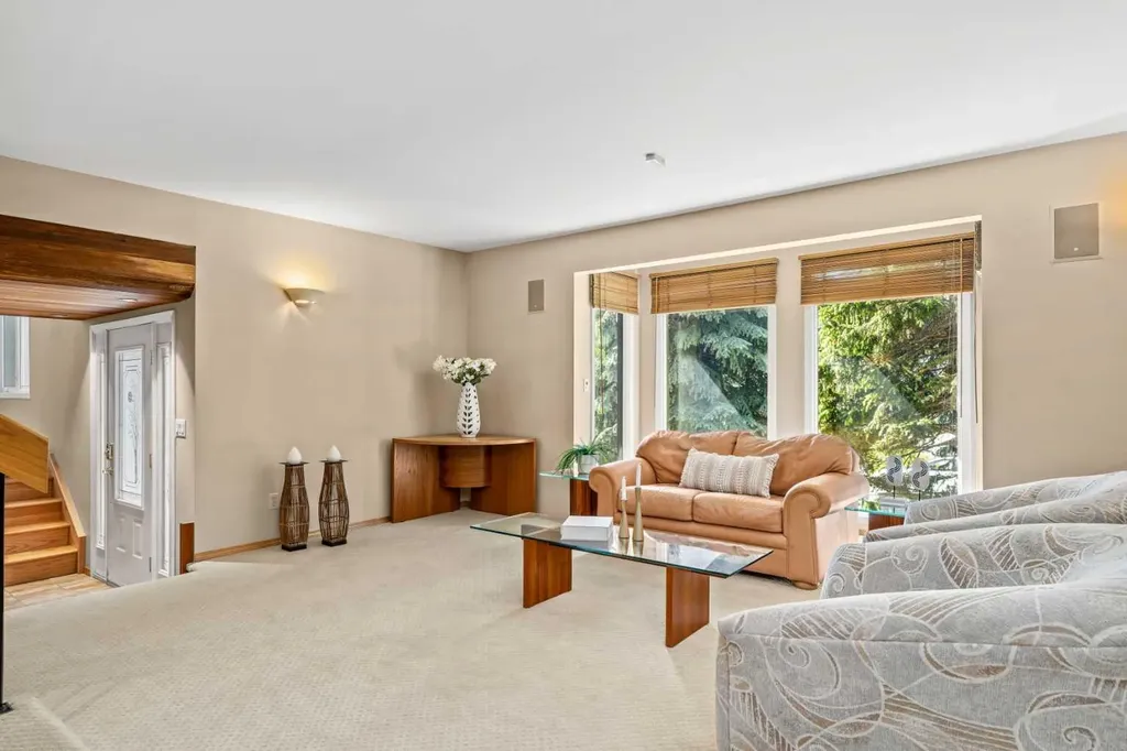 8 Varsplain Place NW Calgary AB T3A 0C7