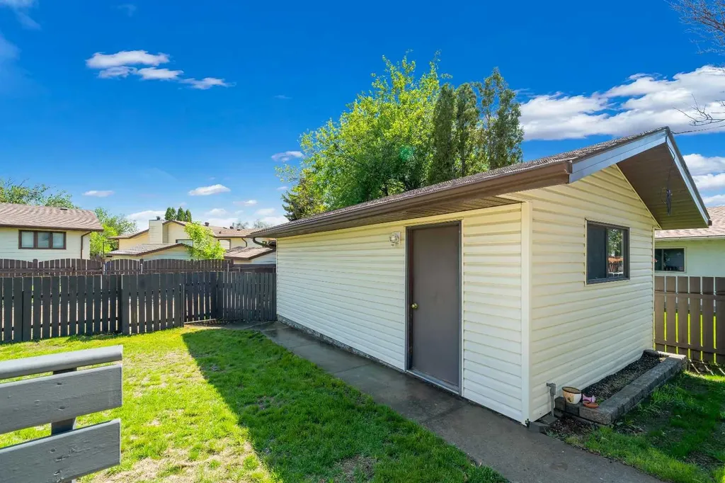 17 Calder Place SE Medicine Hat AB T1B3K2