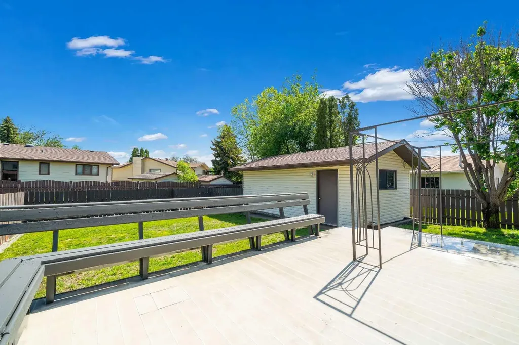 17 Calder Place SE Medicine Hat AB T1B3K2