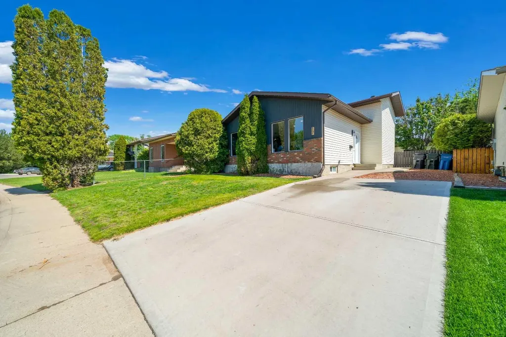 17 Calder Place SE Medicine Hat AB T1B3K2