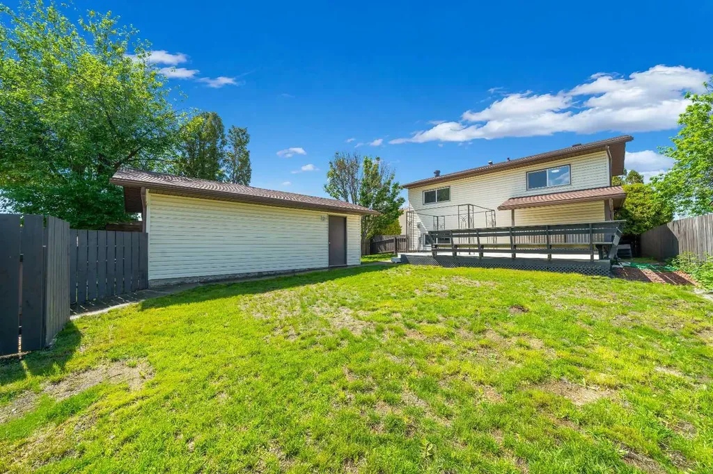 17 Calder Place SE Medicine Hat AB T1B3K2