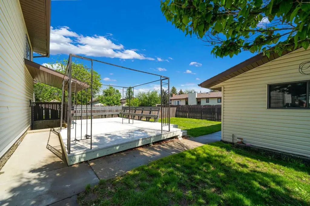17 Calder Place SE Medicine Hat AB T1B3K2