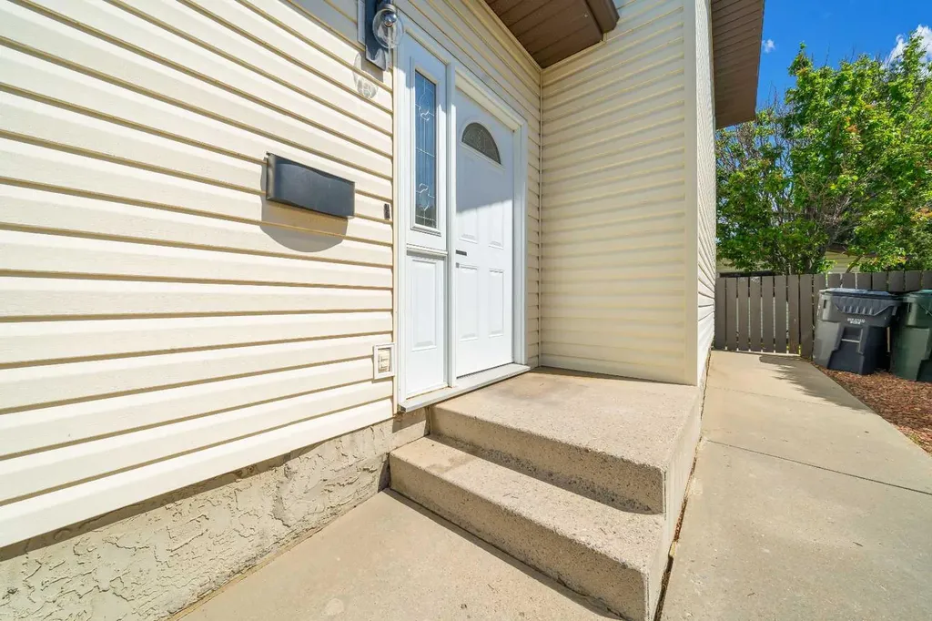 17 Calder Place SE Medicine Hat AB T1B3K2