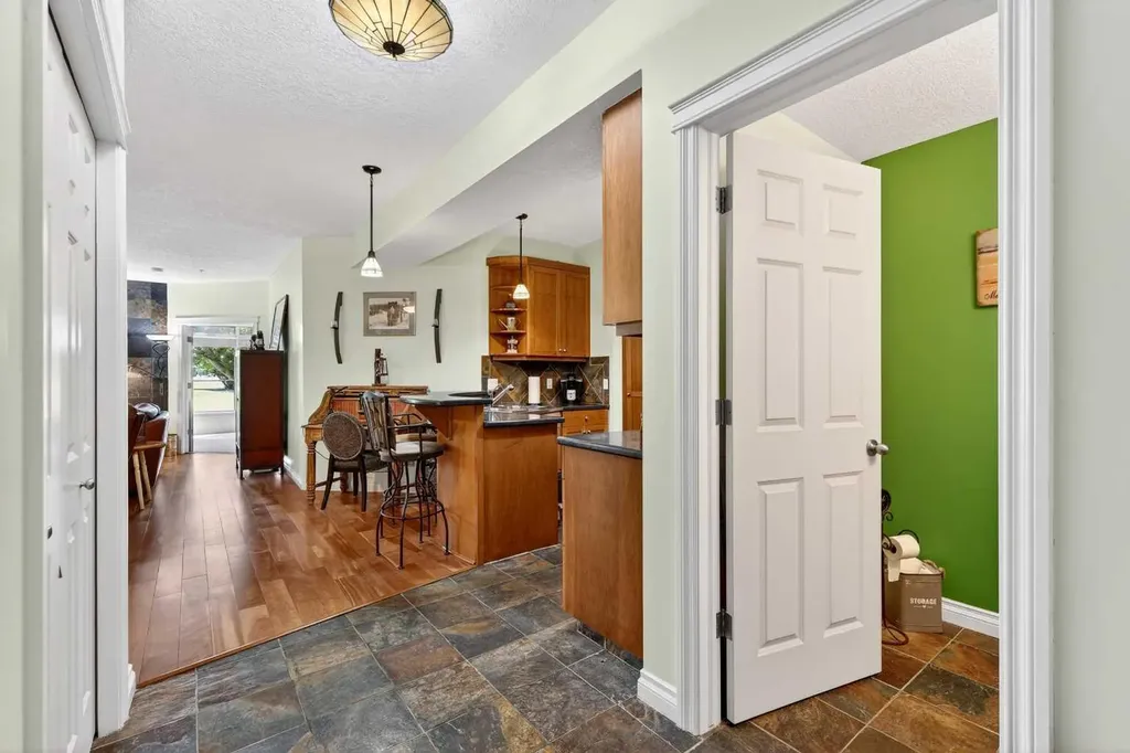 24 Hemlock Crescent SW Calgary AB T3C 2Z1
