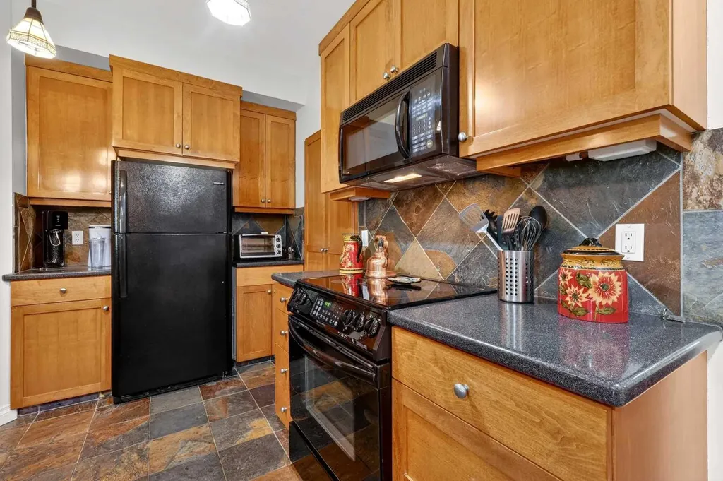 24 Hemlock Crescent SW Calgary AB T3C 2Z1