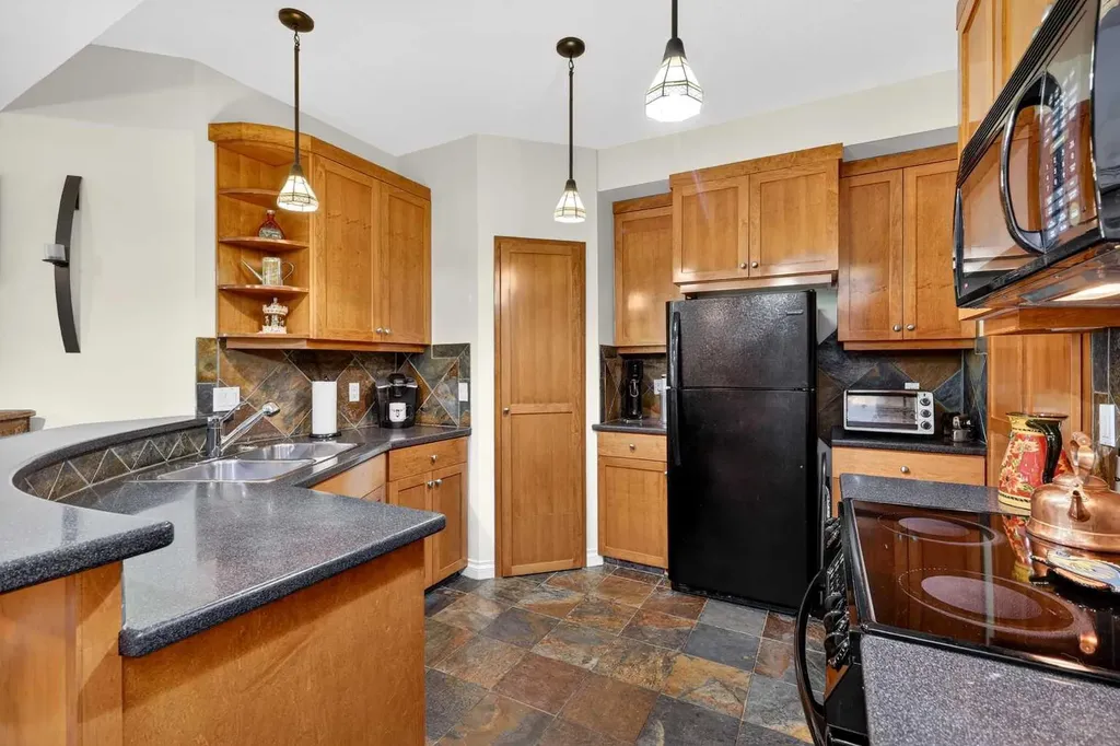 24 Hemlock Crescent SW Calgary AB T3C 2Z1