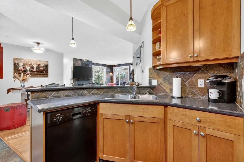 24 Hemlock Crescent SW Calgary AB T3C 2Z1