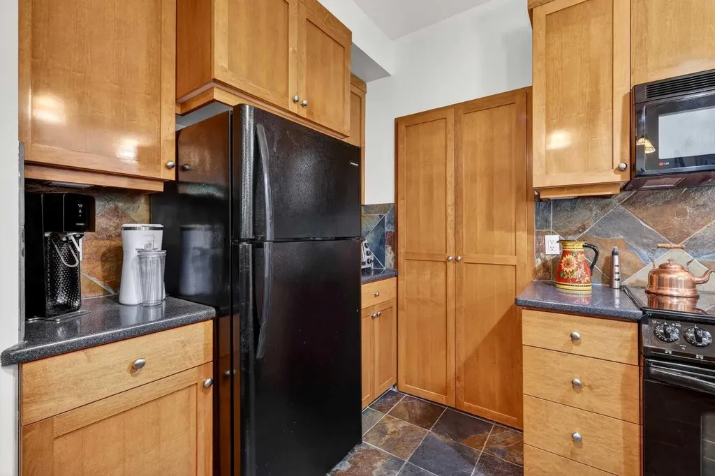 24 Hemlock Crescent SW Calgary AB T3C 2Z1