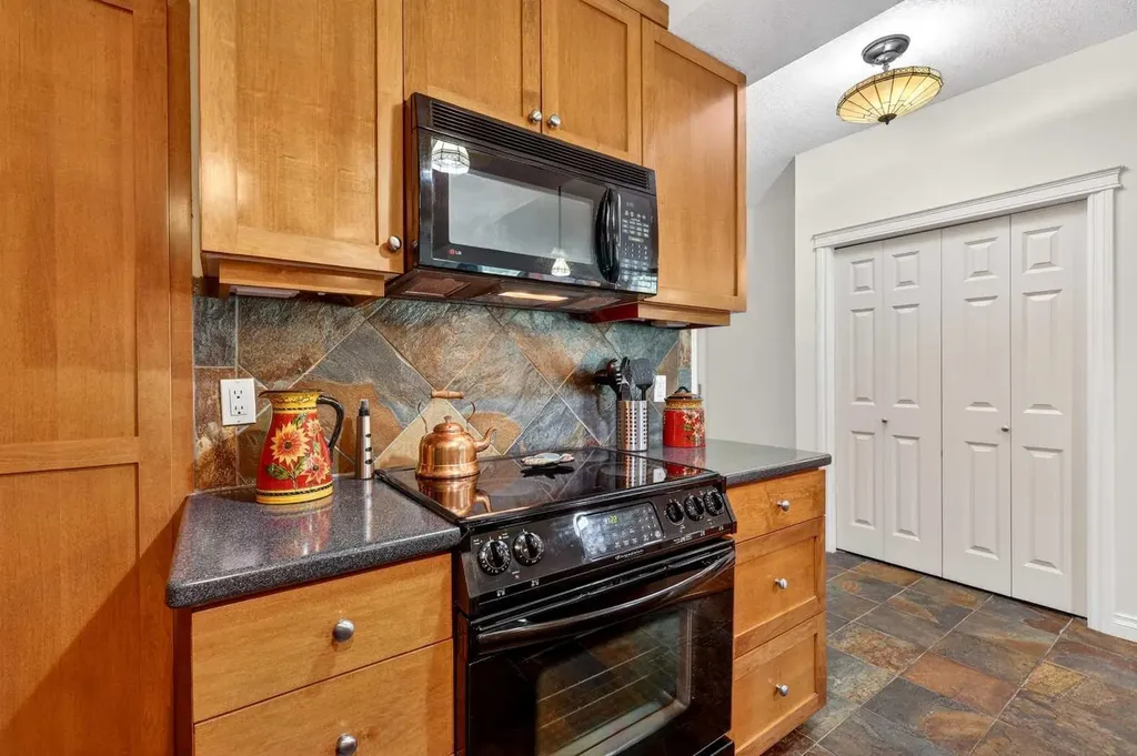 24 Hemlock Crescent SW Calgary AB T3C 2Z1