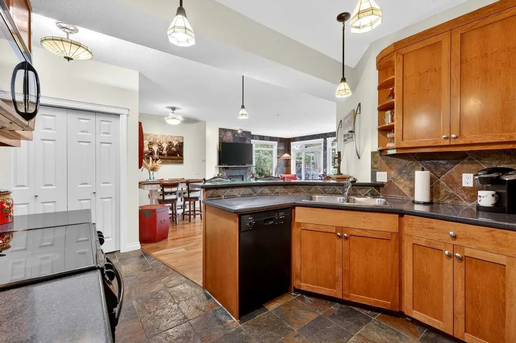 24 Hemlock Crescent SW Calgary AB T3C 2Z1