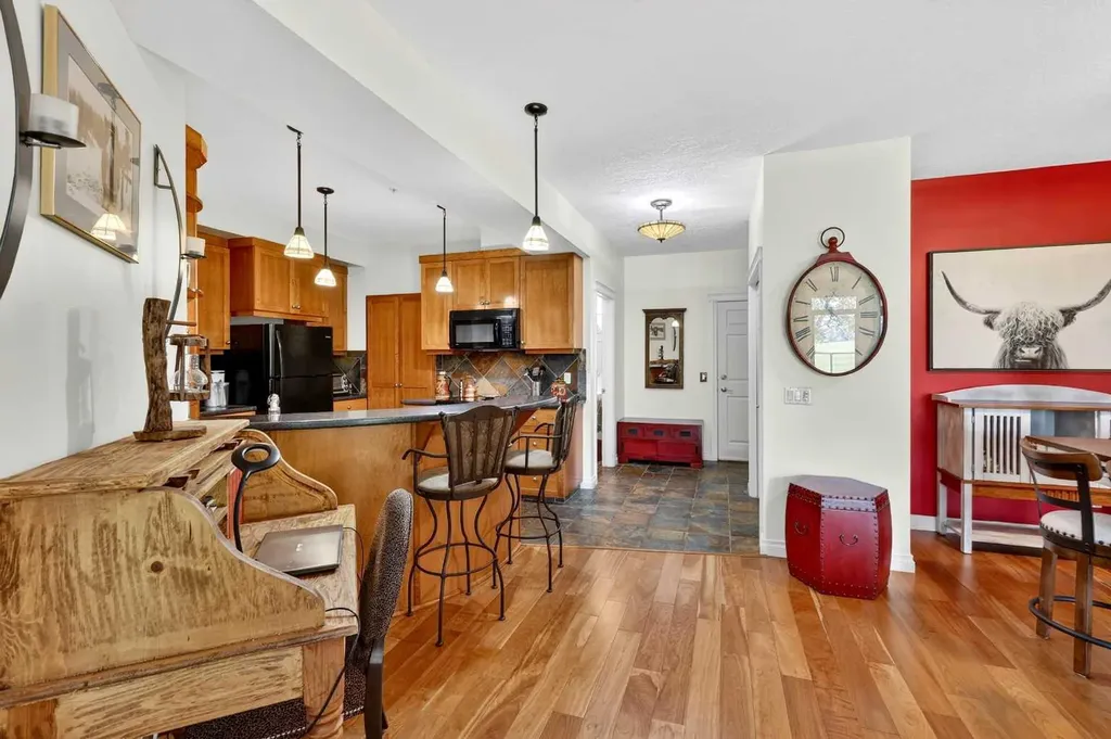 24 Hemlock Crescent SW Calgary AB T3C 2Z1
