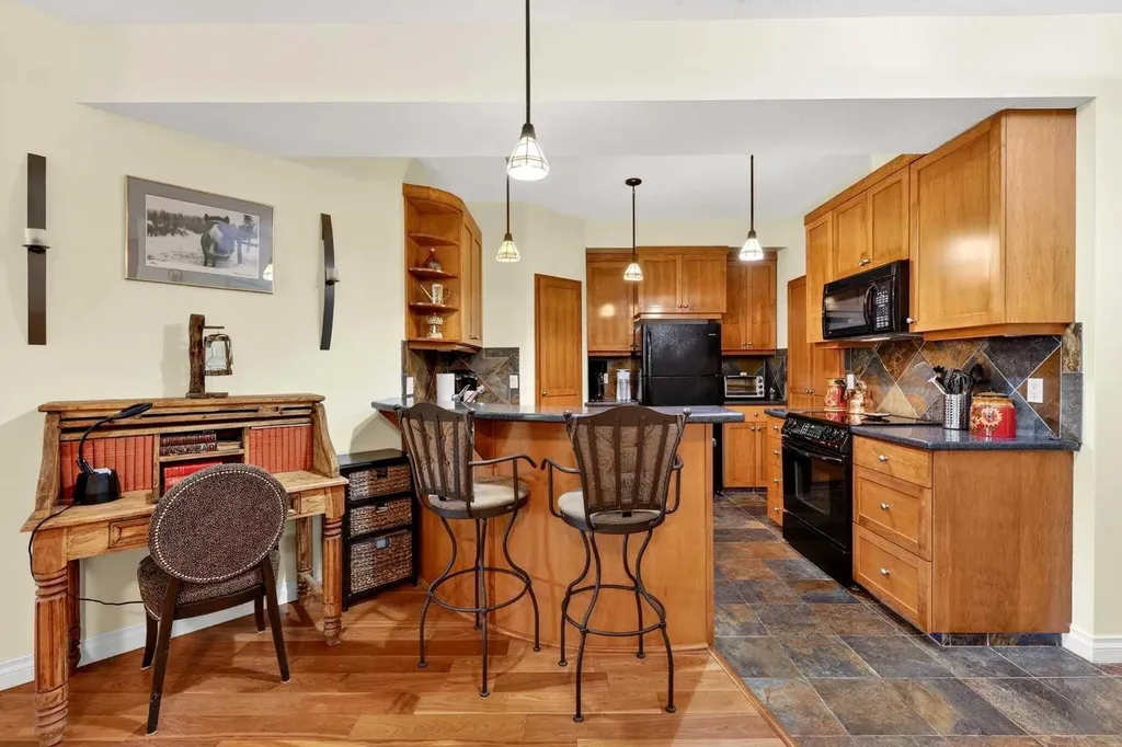 24 Hemlock Crescent SW Calgary AB T3C 2Z1