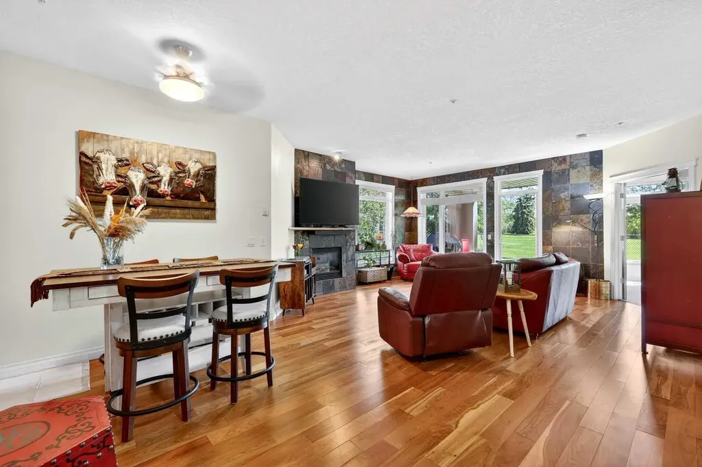 24 Hemlock Crescent SW Calgary AB T3C 2Z1