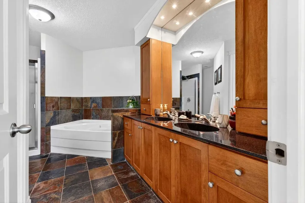 24 Hemlock Crescent SW Calgary AB T3C 2Z1