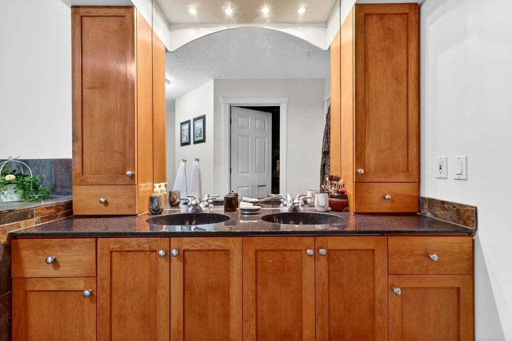 24 Hemlock Crescent SW Calgary AB T3C 2Z1