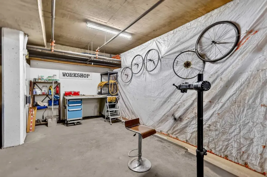 24 Hemlock Crescent SW Calgary AB T3C 2Z1