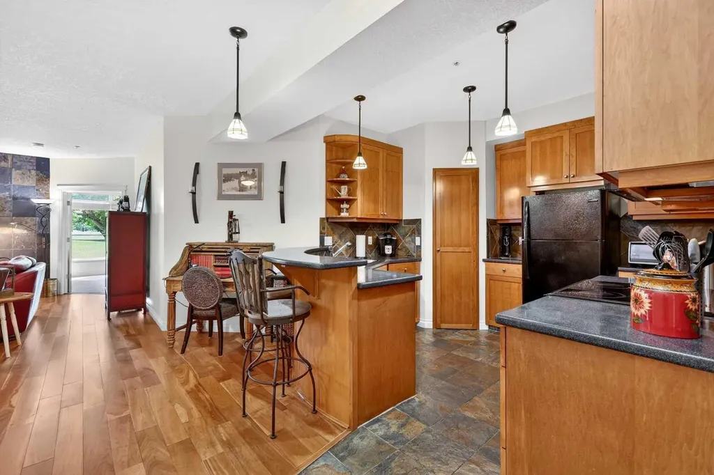 24 Hemlock Crescent SW Calgary AB T3C 2Z1