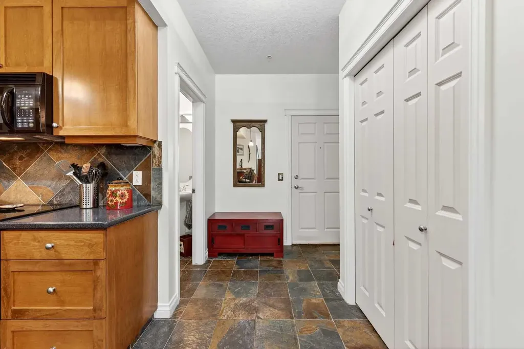 24 Hemlock Crescent SW Calgary AB T3C 2Z1