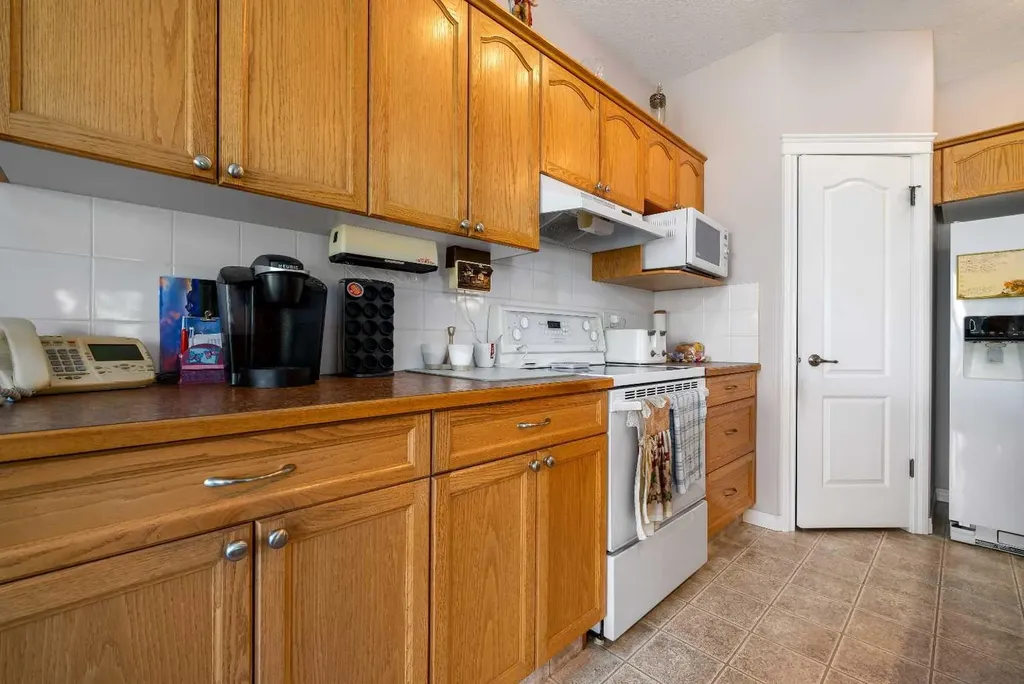 8 River Ridge Drive NW Medicine Hat AB T1A 8T3