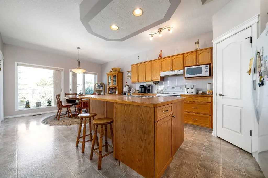 8 River Ridge Drive NW Medicine Hat AB T1A 8T3