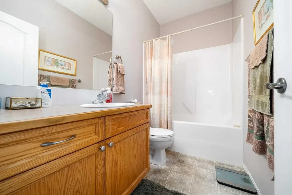 8 River Ridge Drive NW Medicine Hat AB T1A 8T3