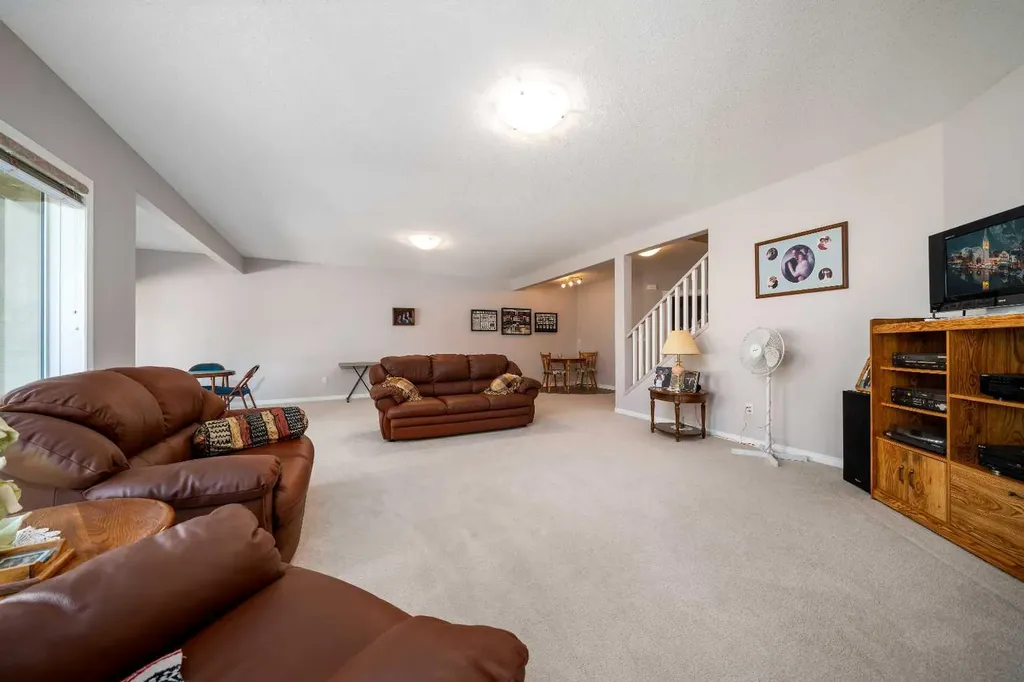 8 River Ridge Drive NW Medicine Hat AB T1A 8T3