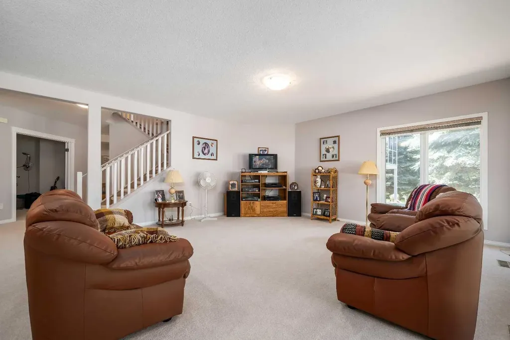 8 River Ridge Drive NW Medicine Hat AB T1A 8T3