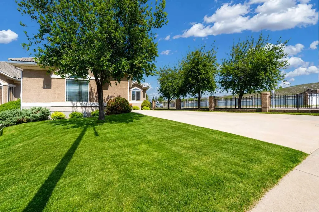 8 River Ridge Drive NW Medicine Hat AB T1A 8T3