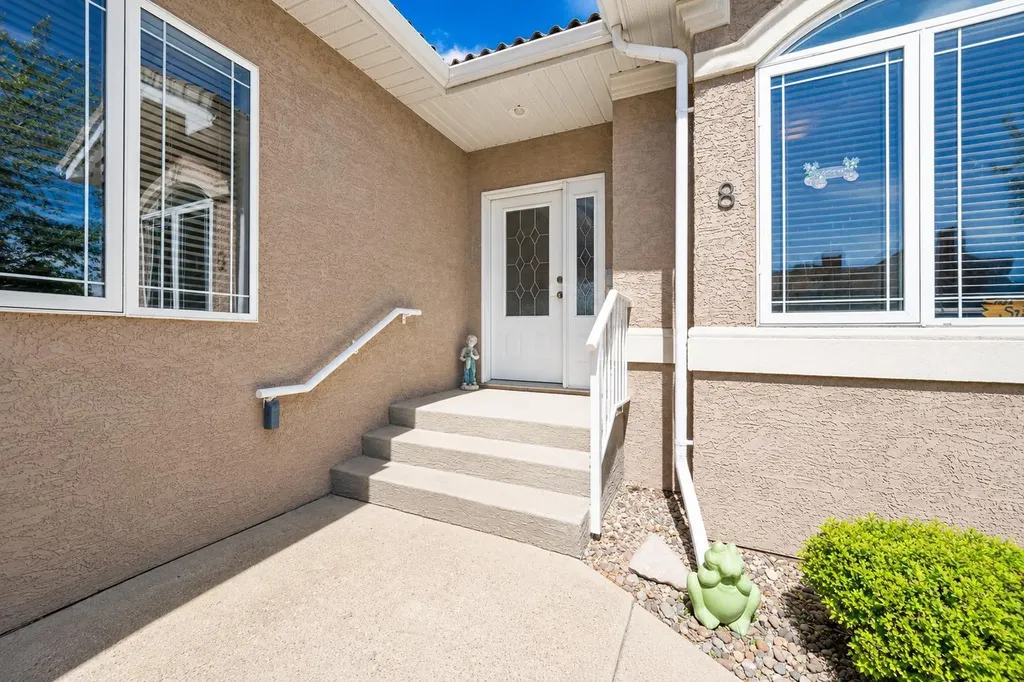 8 River Ridge Drive NW Medicine Hat AB T1A 8T3