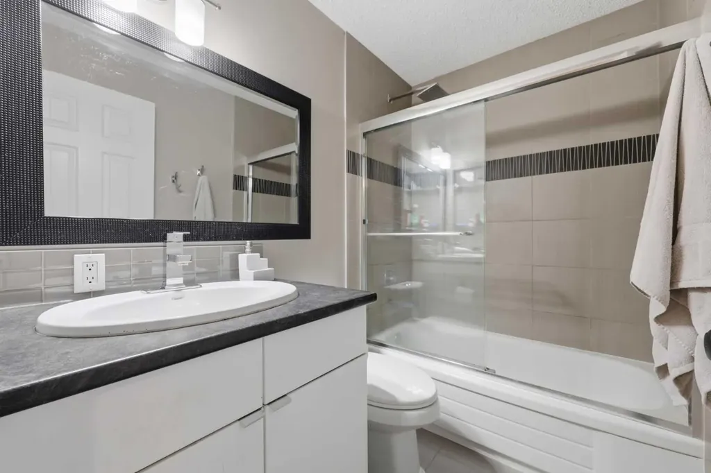 12625 24 Street SW Calgary AB T2W 4B1