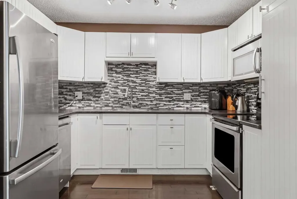 12625 24 Street SW Calgary AB T2W 4B1