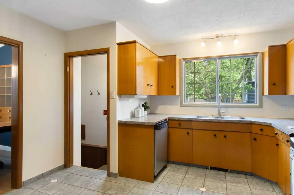 1948 Cottonwood Crescent SE Calgary AB T2B 1P6