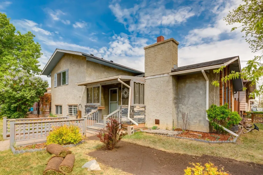 3 Berwick Close NW Calgary AB T3K1C3