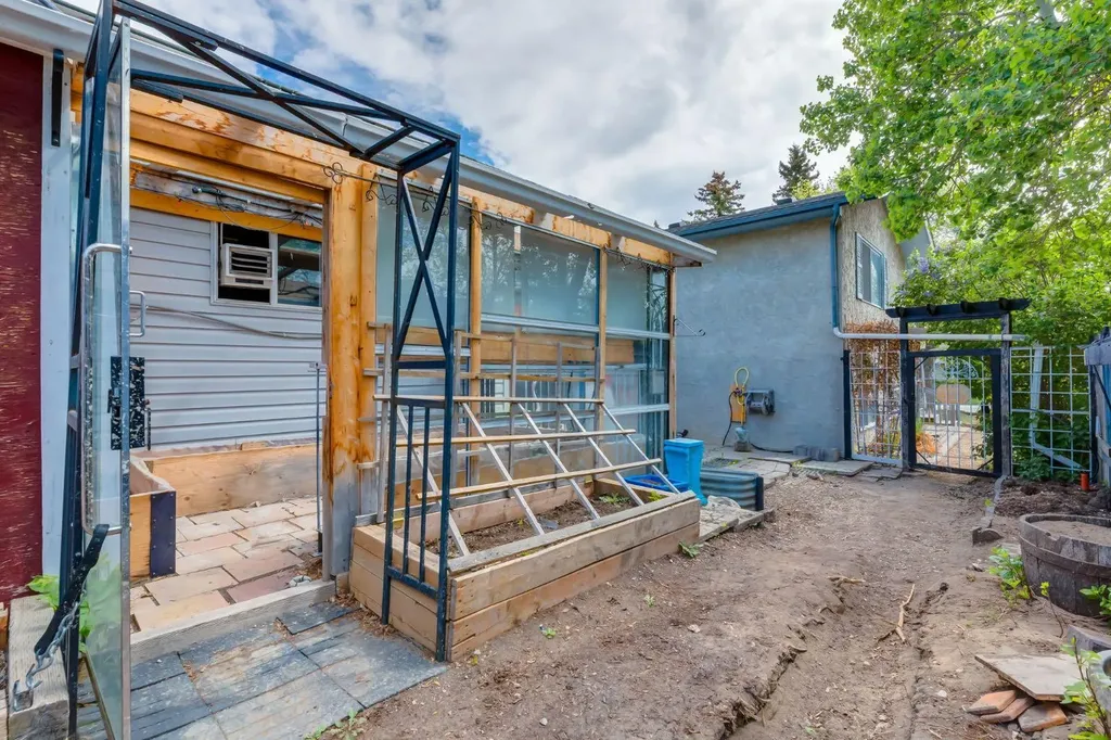 3 Berwick Close NW Calgary AB T3K1C3