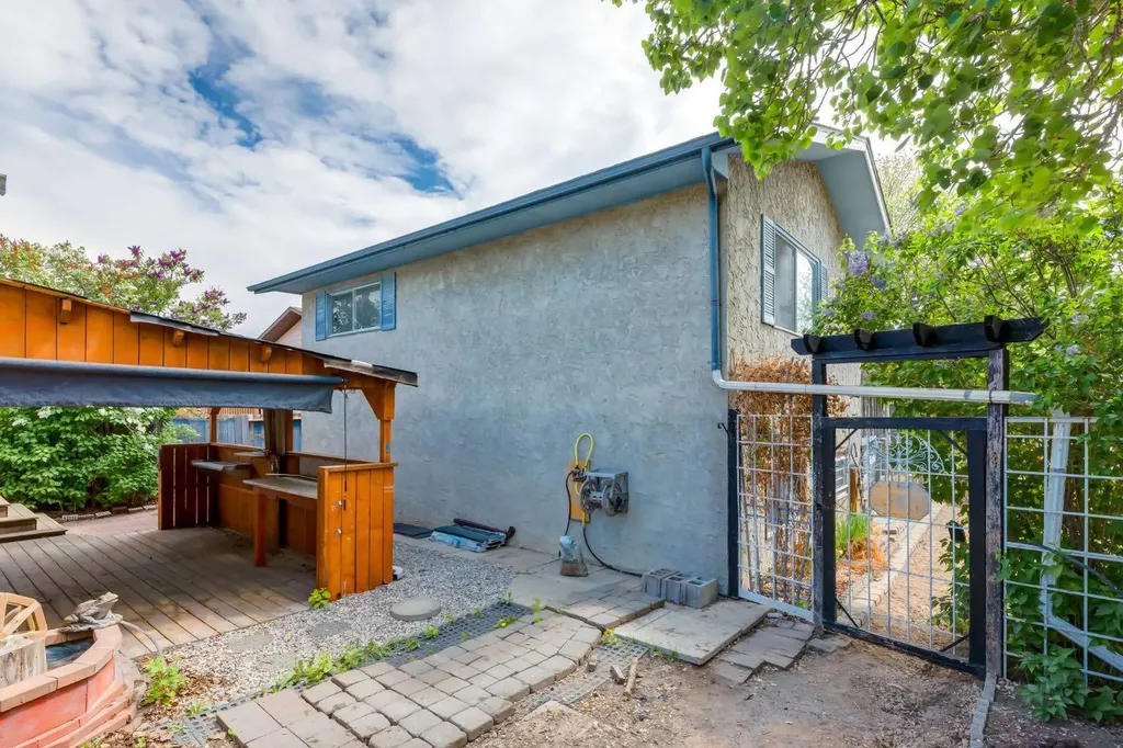 3 Berwick Close NW Calgary AB T3K1C3