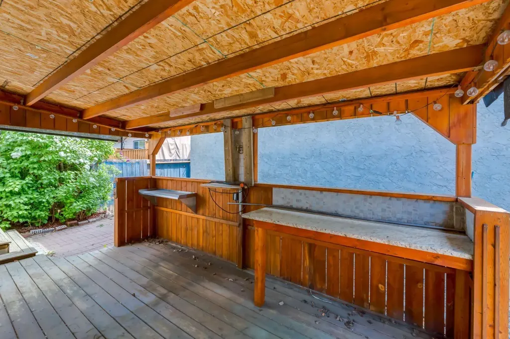 3 Berwick Close NW Calgary AB T3K1C3