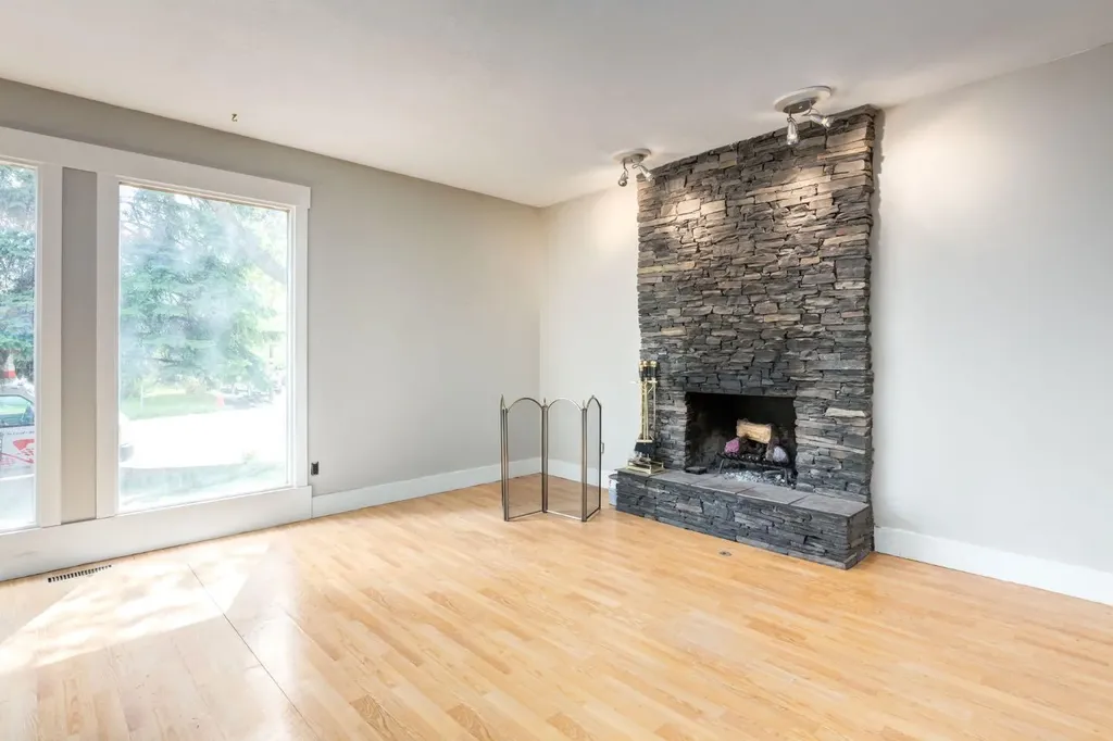 3 Berwick Close NW Calgary AB T3K1C3