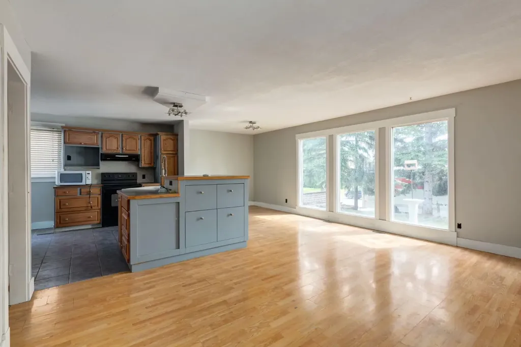 3 Berwick Close NW Calgary AB T3K1C3
