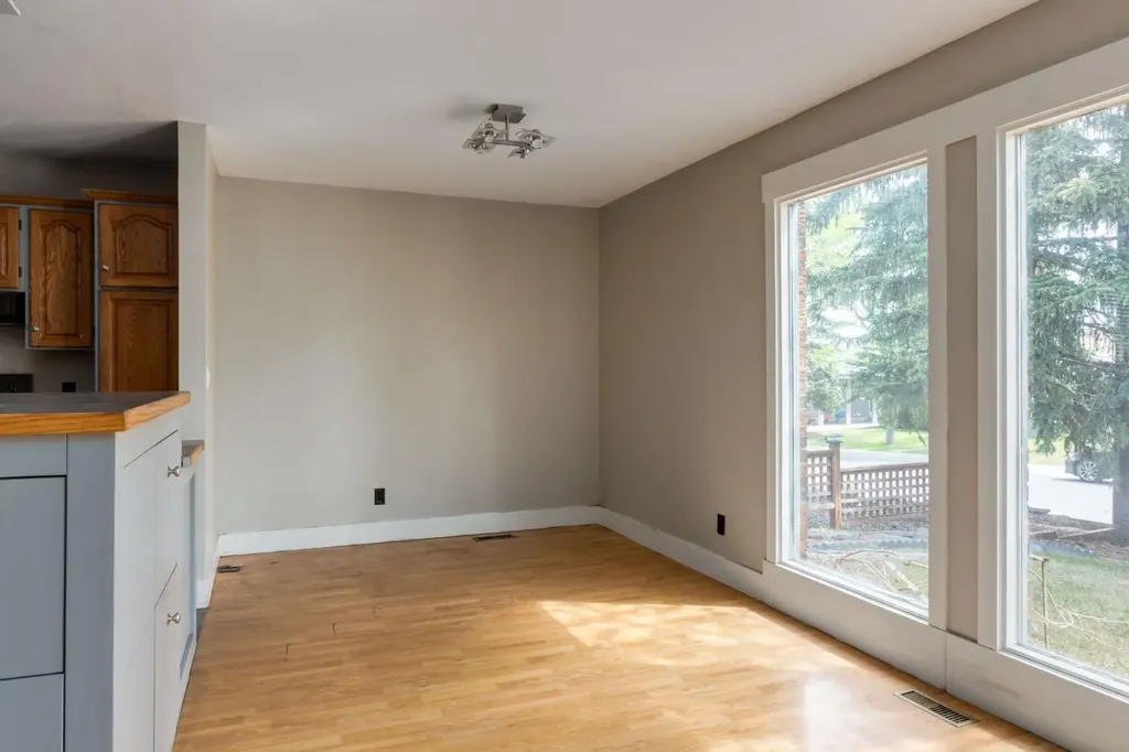 3 Berwick Close NW Calgary AB T3K1C3
