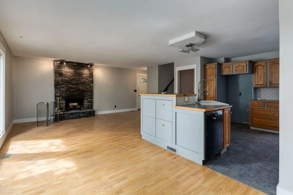 3 Berwick Close NW Calgary AB T3K1C3