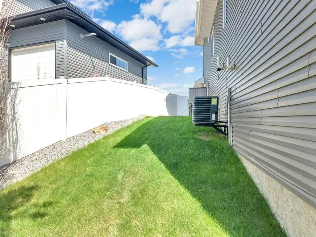 17 Mckelvey Close Blackfalds AB T4M 0B1