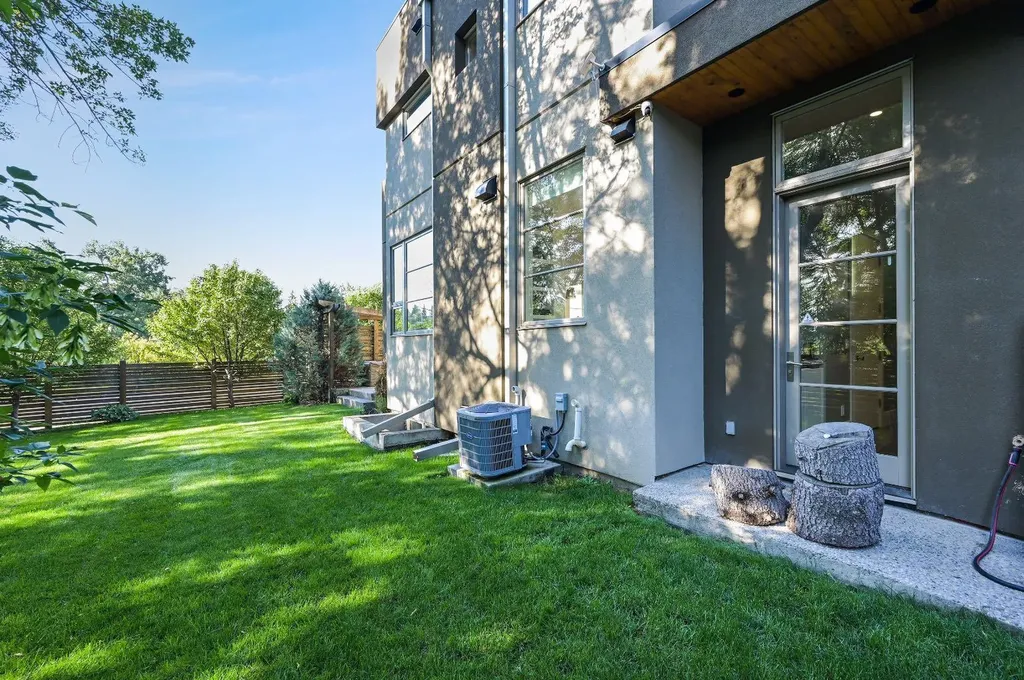 3926 9 Street SW Calgary AB T2T 3E2