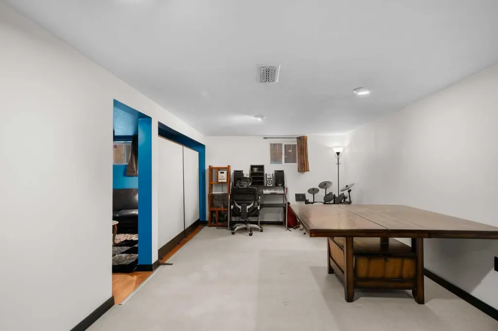 2219 41 Street SE Calgary AB T2B 1C8
